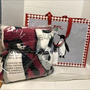VERA BRADLEY Playful Penguins Cabernet blanket
